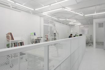 辦公室裝修:建筑人的實驗精神，將18坪新創(chuàng)辦公室變身白色幻境！